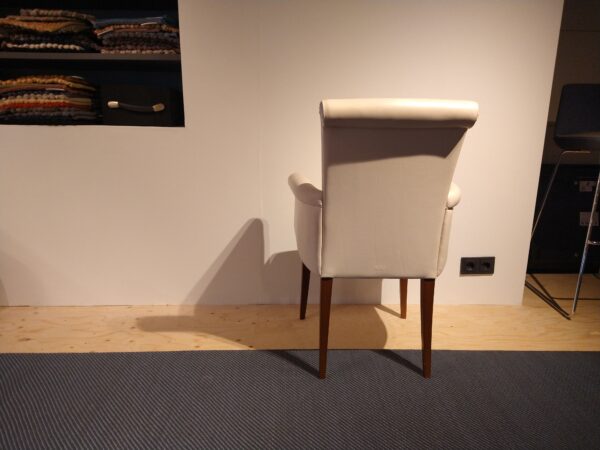 Vittoria - Poltrona Frau. Klassieke eetkamerstoel van Italiaans Design. Nu verkrijgbaar in de showroomsale bij Gulden Interieur - Officiële dealer.