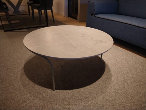 De Ova van Pode is te zien en direct te koop in de showroomsale van Gulden Interieur. ø90 x H37 cm. scherpe prijzen voor design meubelen.