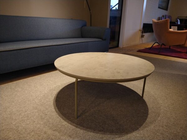 De Ova van Pode is te zien en direct te koop in de showroomsale van Gulden Interieur. ø90 x H37 cm. scherpe prijzen voor design meubelen.