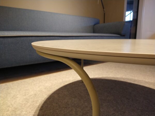 De Ova van Pode is te zien en direct te koop in de showroomsale van Gulden Interieur. ø90 x H37 cm. scherpe prijzen voor design meubelen.