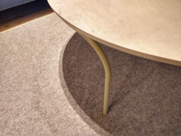 De Ova van Pode is te zien en direct te koop in de showroomsale van Gulden Interieur. ø90 x H37 cm. scherpe prijzen voor design meubelen.