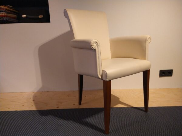Vittoria - Poltrona Frau. Klassieke eetkamerstoel van Italiaans Design. Nu verkrijgbaar in de showroomsale bij Gulden Interieur - Officiële dealer.