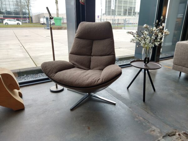Miro - Molinari. Draaifauteuil met zachte ploffige zitkussens. Nu verkrijgbaar in de showroomsale bij Gulden Interieur - Officiële dealer.