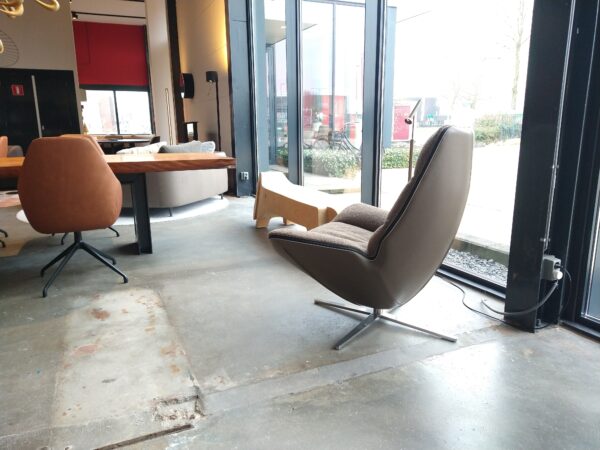 Miro - Molinari. Draaifauteuil met zachte ploffige zitkussens. Nu verkrijgbaar in de showroomsale bij Gulden Interieur - Officiële dealer.