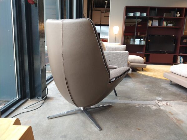 Miro - Molinari. Draaifauteuil met zachte ploffige zitkussens. Nu verkrijgbaar in de showroomsale bij Gulden Interieur - Officiële dealer.