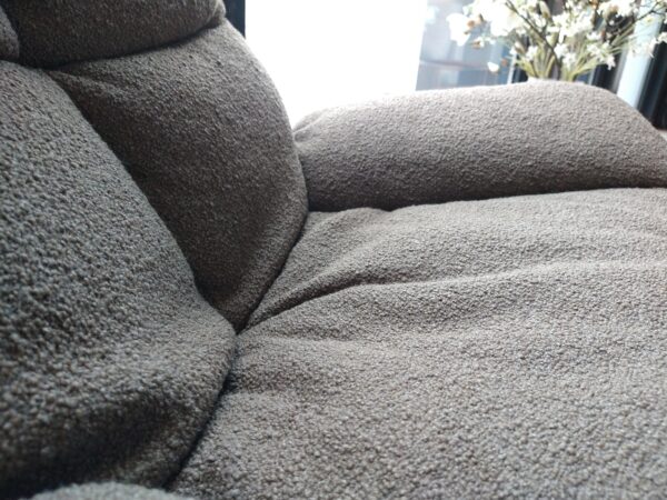Miro - Molinari. Draaifauteuil met zachte ploffige zitkussens. Nu verkrijgbaar in de showroomsale bij Gulden Interieur - Officiële dealer.