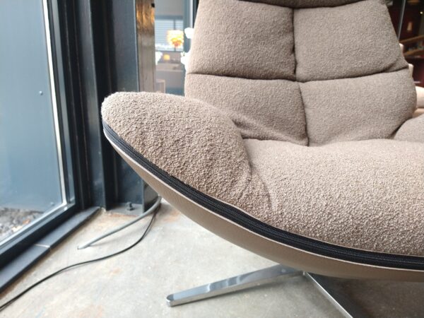 Miro - Molinari. Draaifauteuil met zachte ploffige zitkussens. Nu verkrijgbaar in de showroomsale bij Gulden Interieur - Officiële dealer.