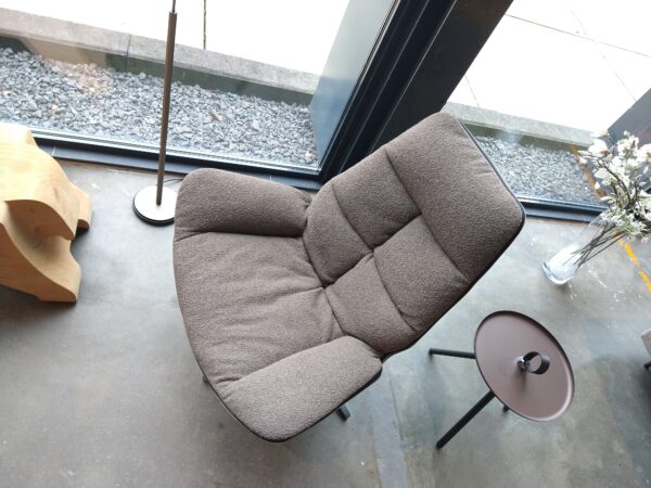 Miro - Molinari. Draaifauteuil met zachte ploffige zitkussens. Nu verkrijgbaar in de showroomsale bij Gulden Interieur - Officiële dealer.