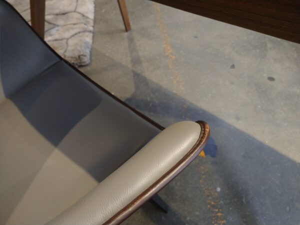 Ginger - Poltrona Frau. elegante kuipstoel van leder met terugdraai mechanisme. Nu in de showroomsale bij Gulden Interieur - Officiële dealer