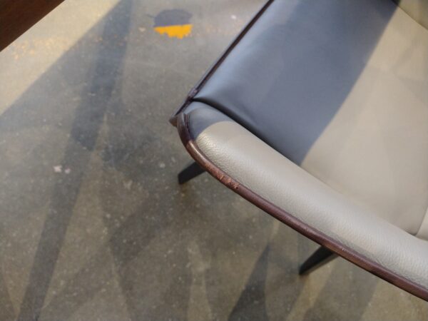 Ginger - Poltrona Frau. elegante kuipstoel van leder met terugdraai mechanisme. Nu in de showroomsale bij Gulden Interieur - Officiële dealer