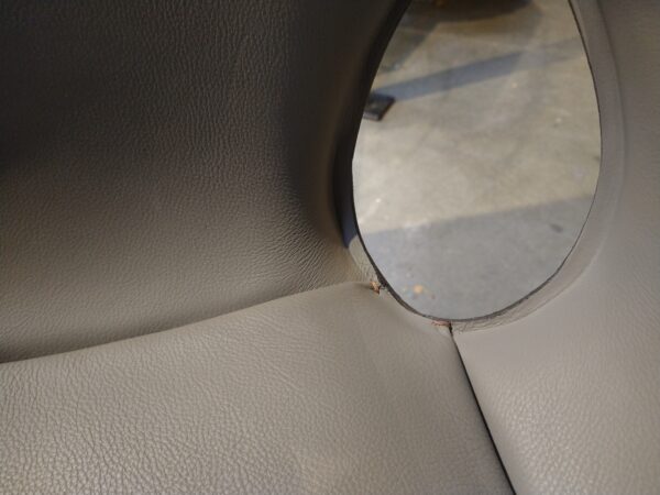 Ginger - Poltrona Frau. elegante kuipstoel van leder met terugdraai mechanisme. Nu in de showroomsale bij Gulden Interieur - Officiële dealer