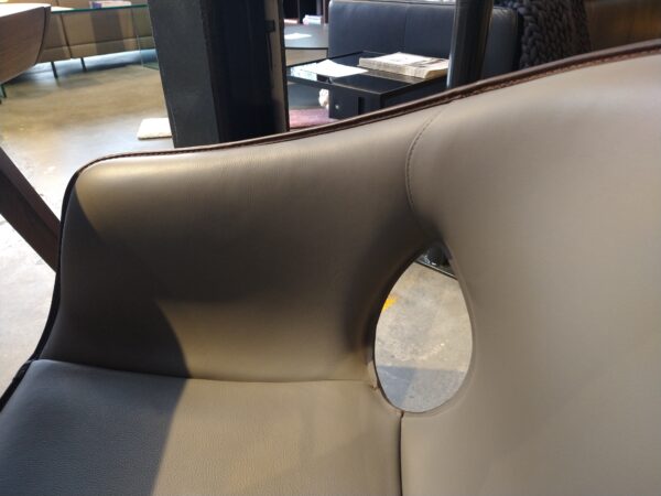 Ginger - Poltrona Frau. elegante kuipstoel van leder met terugdraai mechanisme. Nu in de showroomsale bij Gulden Interieur - Officiële dealer