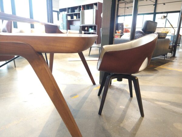 Ginger - Poltrona Frau. elegante kuipstoel van leder met terugdraai mechanisme. Nu in de showroomsale bij Gulden Interieur - Officiële dealer