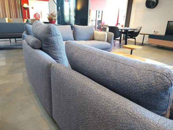 Kumo - Rolf Benz. Grijs/blauwe zitgroep in lounge comfort. Afmeting: B423 x D248 x H70 cm. Gulden Interieur - Officiële dealer.