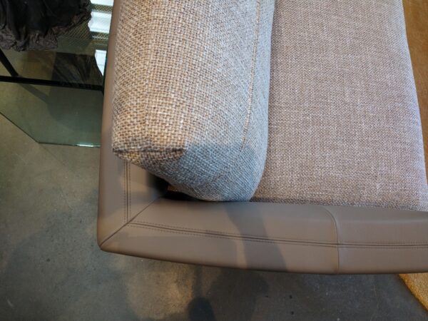 Sina - Rolf Benz - Hoekbank in beige stof en leder. Afmeting: B352 x D329 x H88 cm. Verkrijgbaar in de showroomsale bij Gulden Interieur - officiële dealer