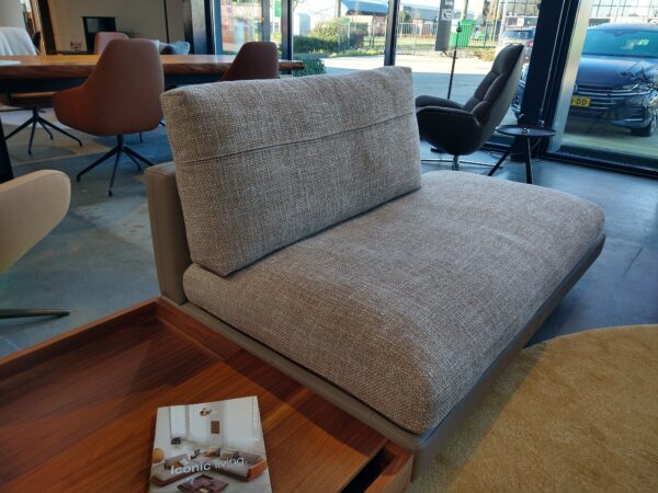 Sina - Rolf Benz - Hoekbank in beige stof en leder. Afmeting: B352 x D329 x H88 cm. Verkrijgbaar in de showroomsale bij Gulden Interieur - officiële dealer