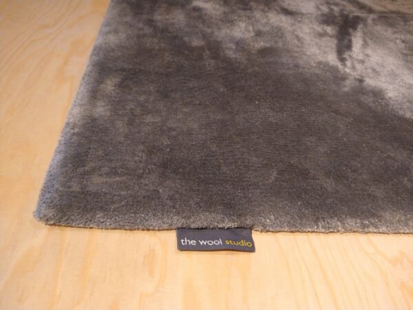 Soft Velvet van the Wool Studio. Een grijs vloerkleed van 190 x 230 cm met een dichte sterke kwaliteit van Tencel. Gulden Interieur - Officiële dealer