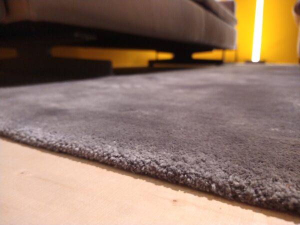 Soft Velvet van the Wool Studio. Een grijs vloerkleed van 190 x 230 cm met een dichte sterke kwaliteit van Tencel. Gulden Interieur - Officiële dealer