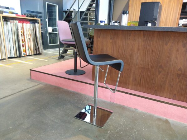 Skipping - Bonaldo. De barkruk met hoge rugleuning in leder en chroom met verstelbare zitting. Nu in de showroomsale - Officiële dealer