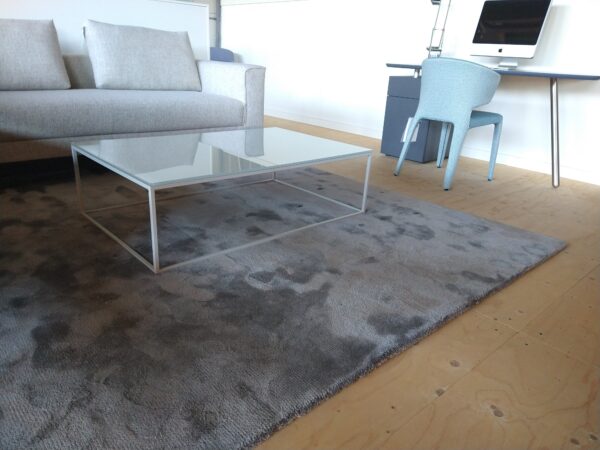 Luxe grijs karpet van Braun in kwaliteit Soft, met korte pool en subtiele glans. 240 x 305 cm. Exclusief in de showroomsale. Officiële dealer.