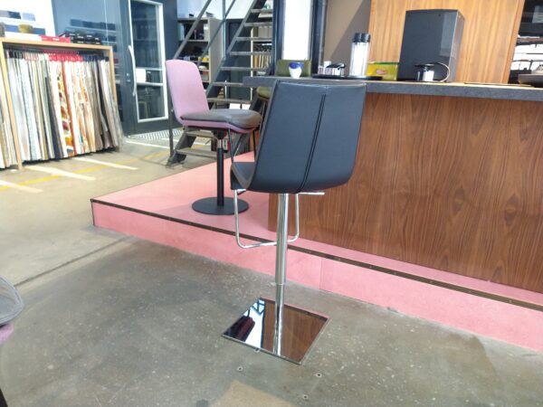 Skipping - Bonaldo. De barkruk met hoge rugleuning in leder en chroom met verstelbare zitting. Nu in de showroomsale - Officiële dealer