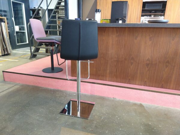 Skipping - Bonaldo. De barkruk met hoge rugleuning in leder en chroom met verstelbare zitting. Nu in de showroomsale - Officiële dealer